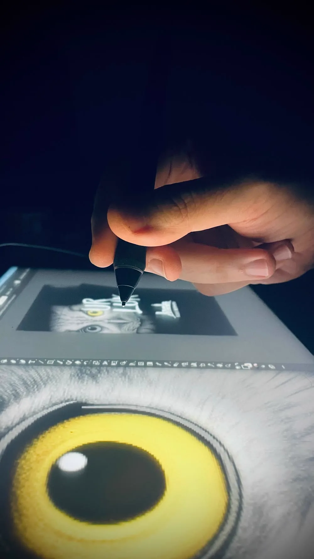 Riccardo al lavoro sull'etichetta Urluk con la tavoletta grafica